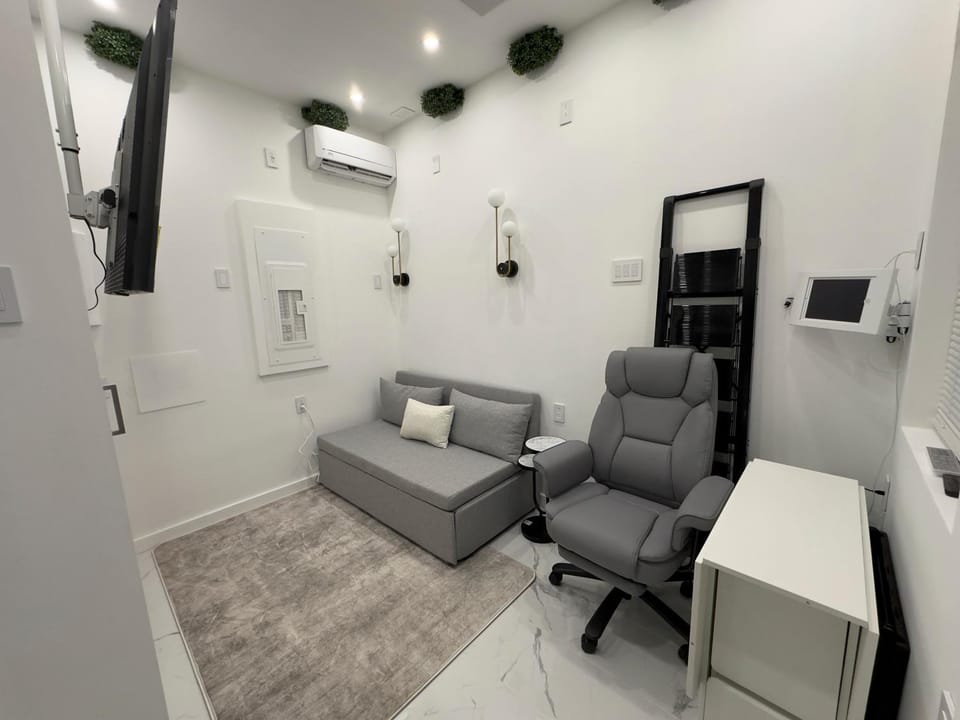 Modern Tiny Home Fast NYC Access Private Apartment in Bayonne