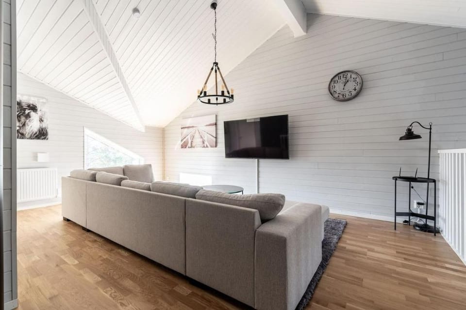 Communal lounge/ TV room, TV and multimedia, Living room, Seating area, Evening entertainment