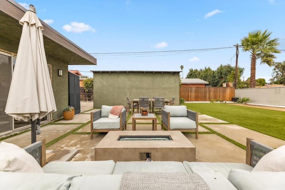 Patio, BBQ facilities, Seating area, Dining area, fireplace, washing machine, dryer
