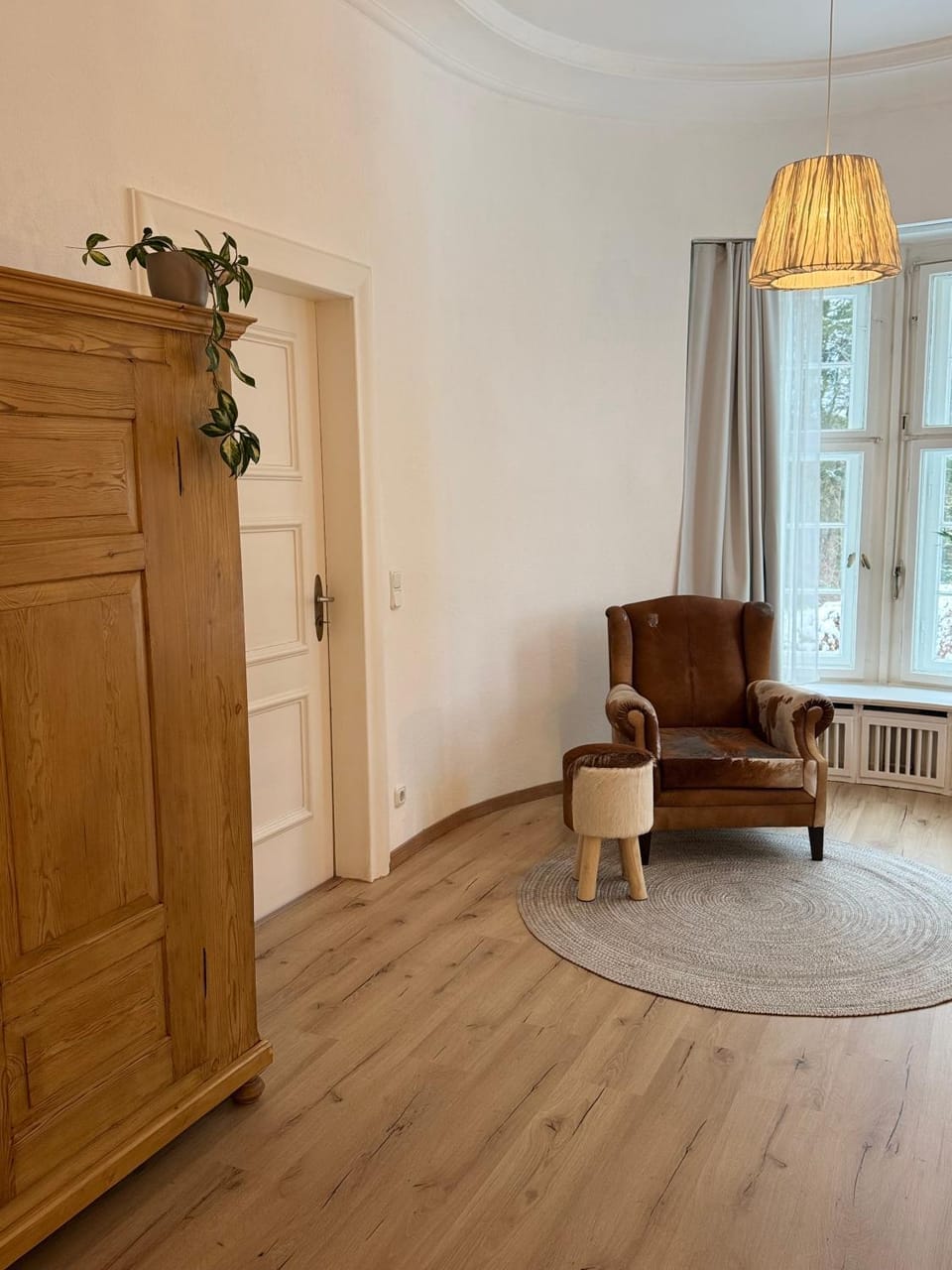 Seating area, Bedroom, wardrobe