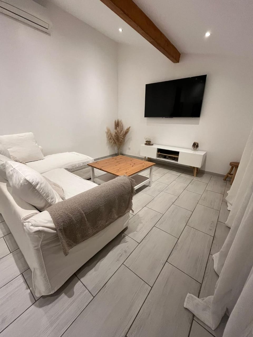 Communal lounge/ TV room, TV and multimedia, Living room, air conditioner