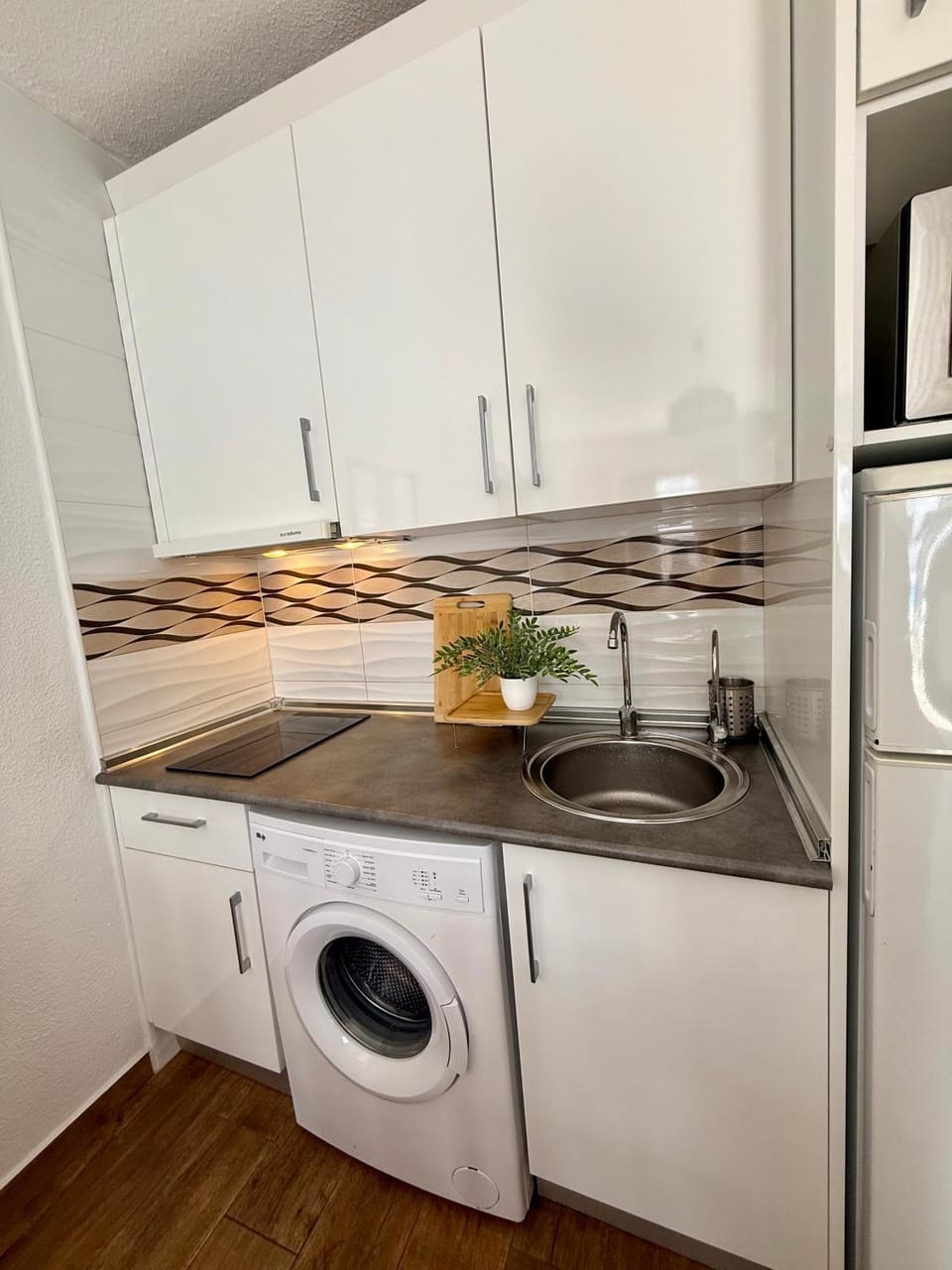 Kitchen or kitchenette, stove, washing machine