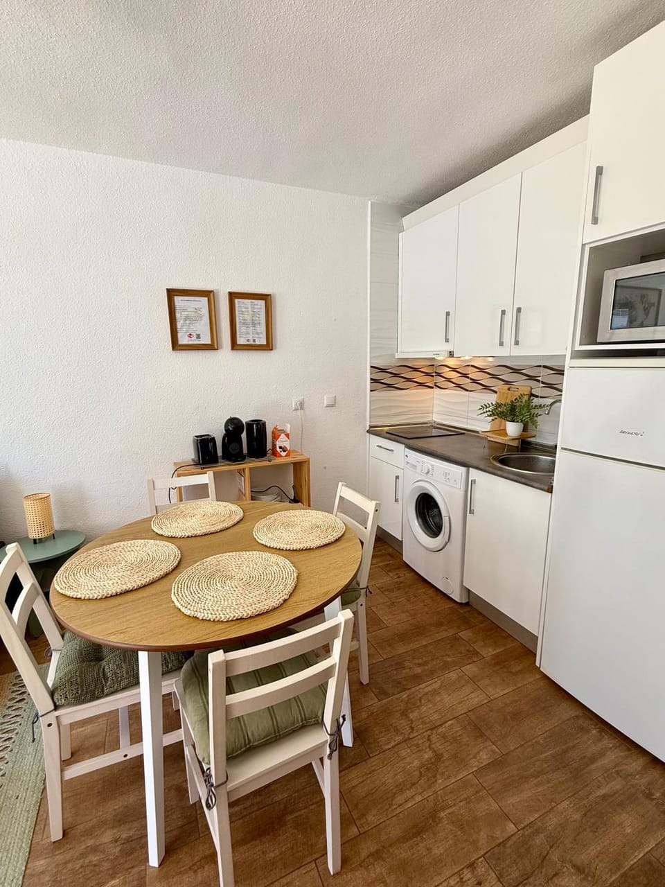 Kitchen or kitchenette, Dining area, stove, toaster
