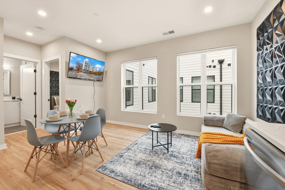 TV and multimedia, Living room, Seating area, Dining area