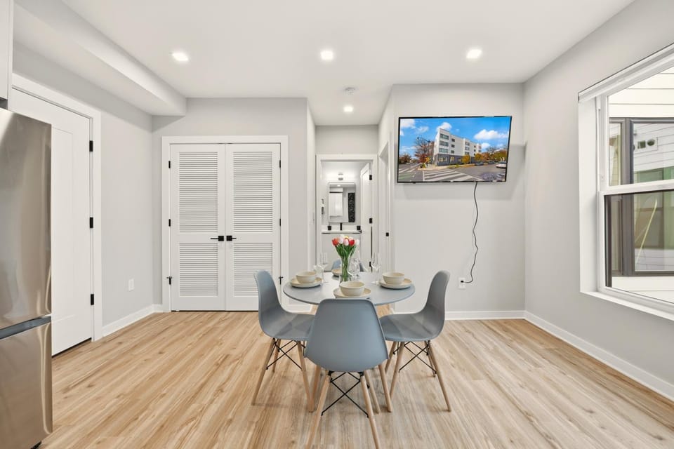 Kitchen or kitchenette, Living room, Seating area, Dining area