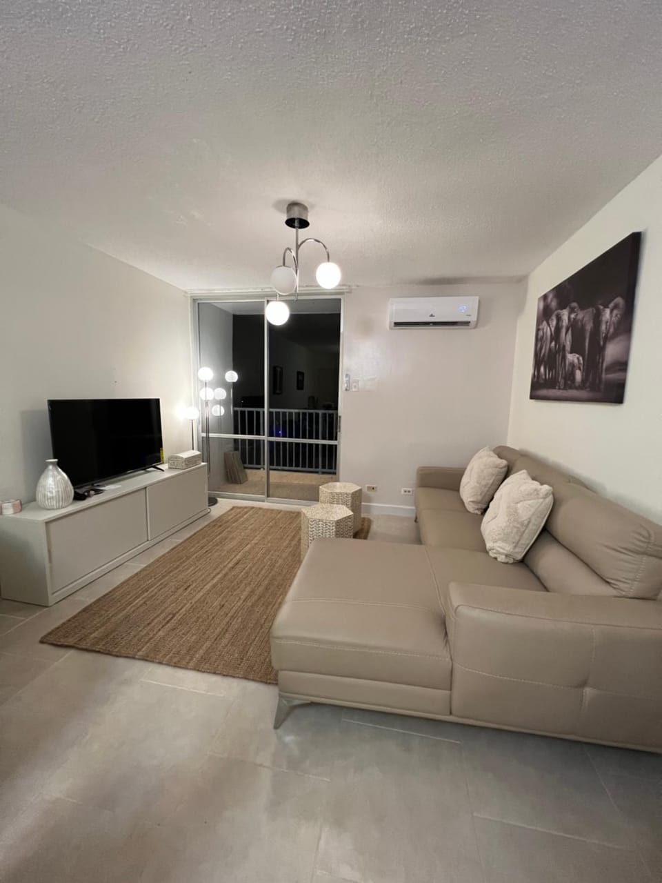 TV and multimedia, Living room, Seating area, Evening entertainment, air conditioner