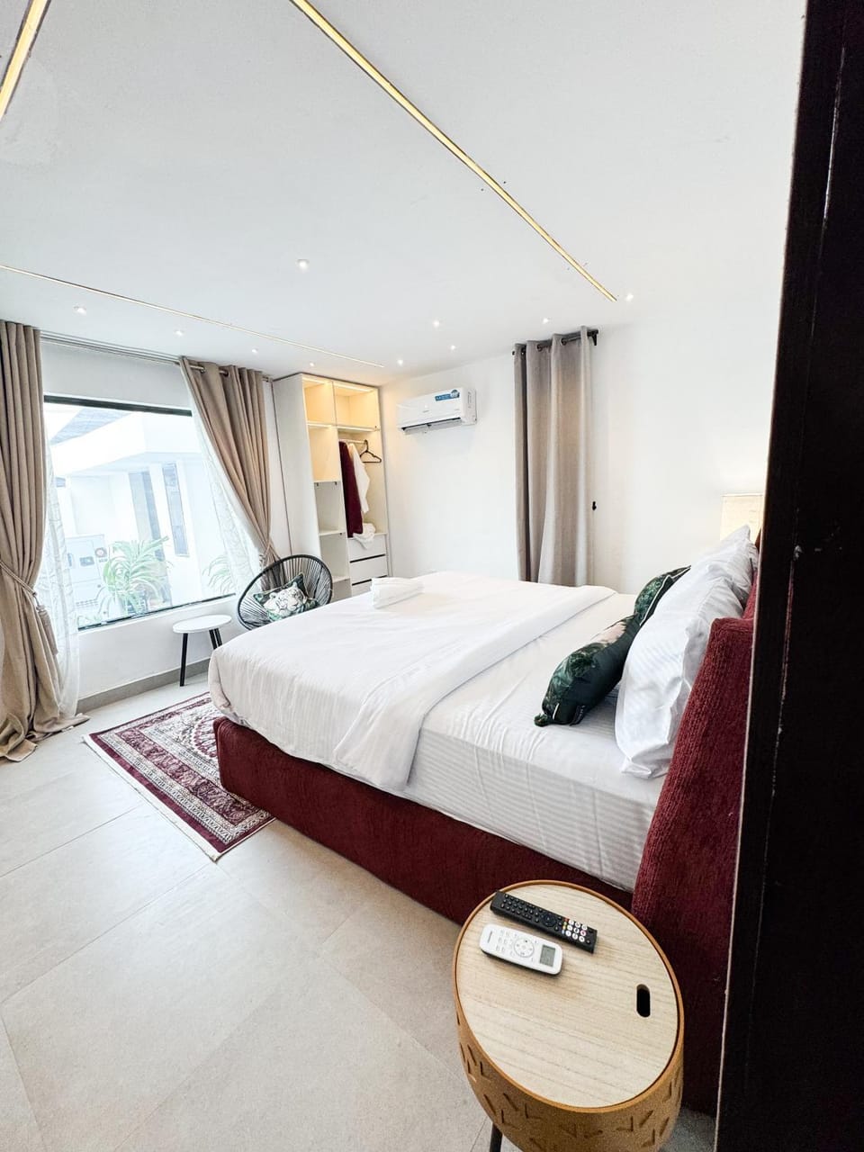 Bed, TV and multimedia, Living room, Photo of the whole room, Seating area, Bedroom, air conditioner