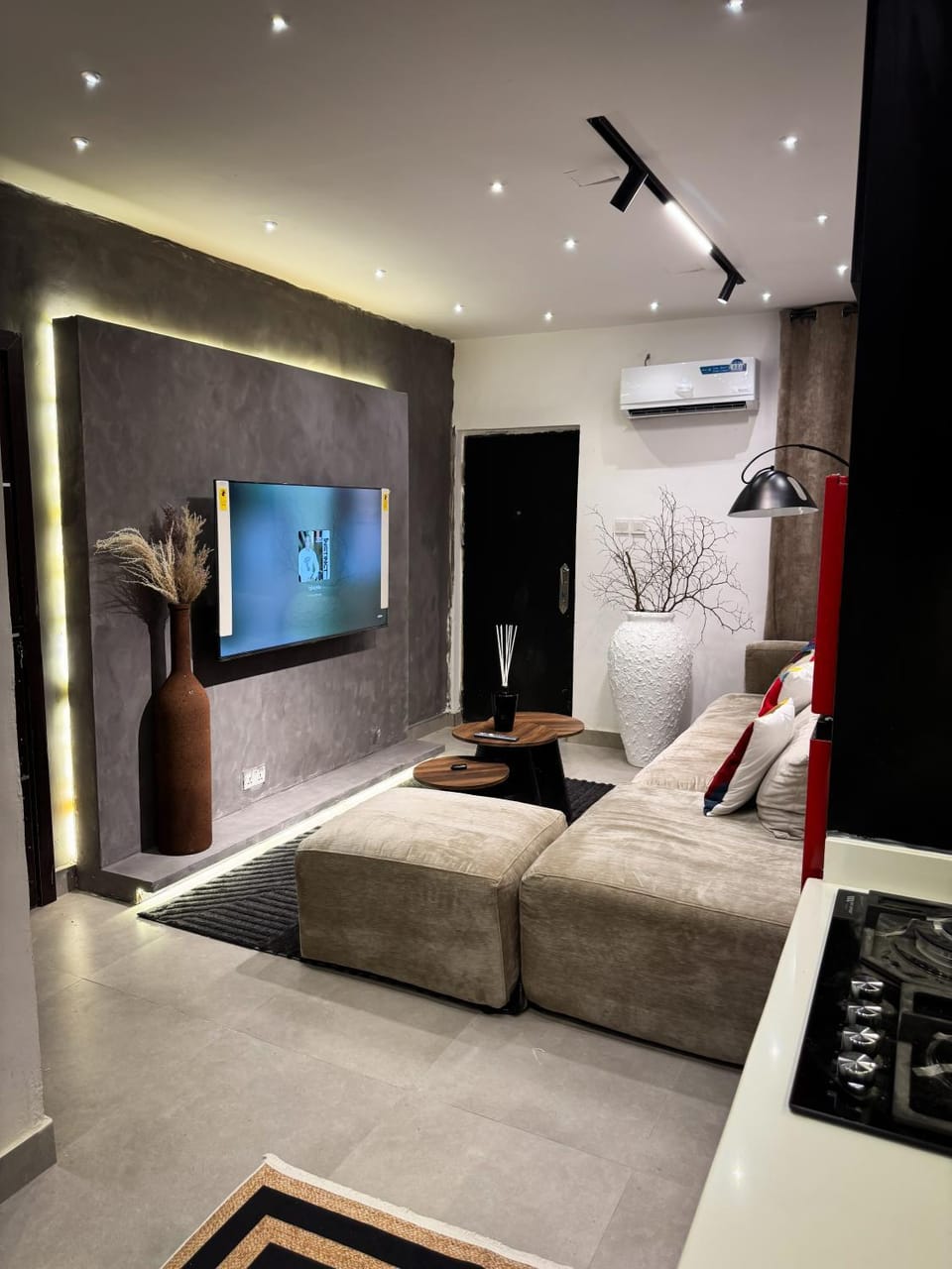 Communal lounge/ TV room, Bed, TV and multimedia, Living room, Seating area, Evening entertainment, Bedroom, air conditioner