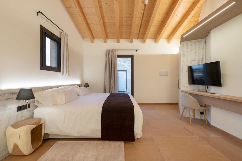 Bed, TV and multimedia, Bedroom