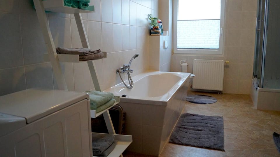 Bathroom, Bath, towels