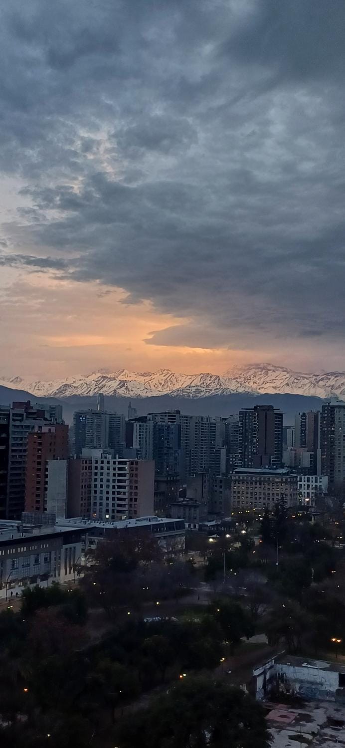 Departamento luminoso con balcón y vista despejada a pasos de metro Toesca Apartment in Santiago