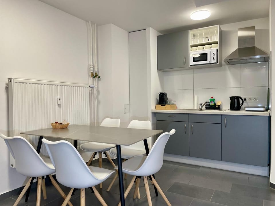 Kitchen or kitchenette, Dining area, stove