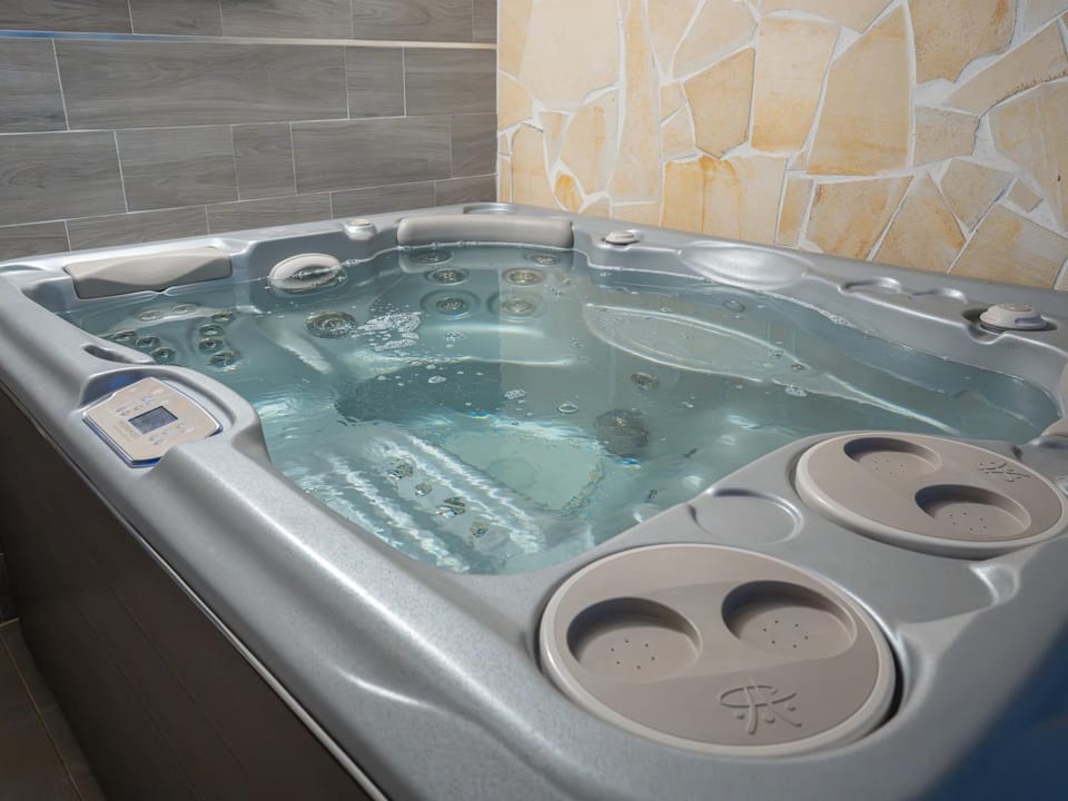 Hot Tub, Spa and wellness centre/facilities