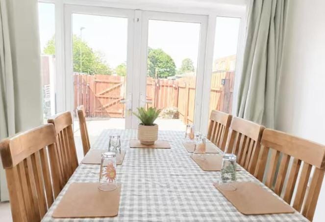 Patio, Day, Seating area, Dining area, Garden view