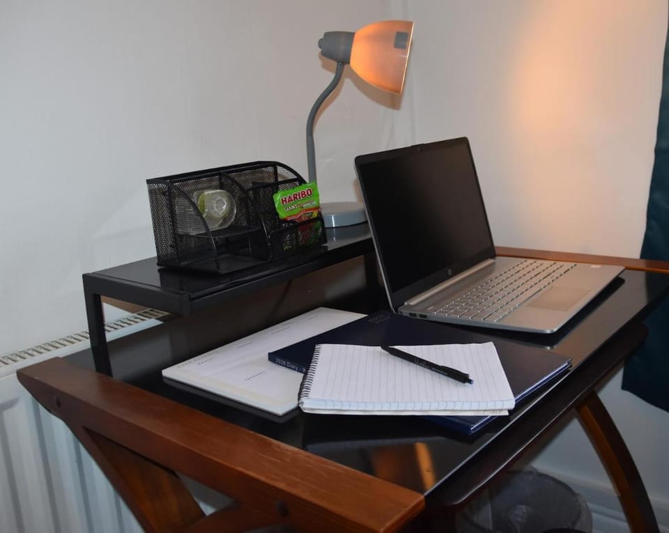 Bedroom, internet