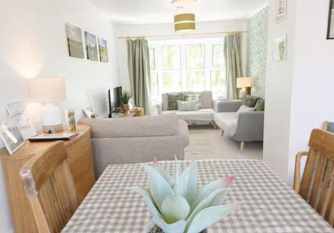 Game Room, Library, TV and multimedia, Living room, Lounge or bar, Photo of the whole room, Seating area, Dining area, Garden view, River view, Area and facilities, internet