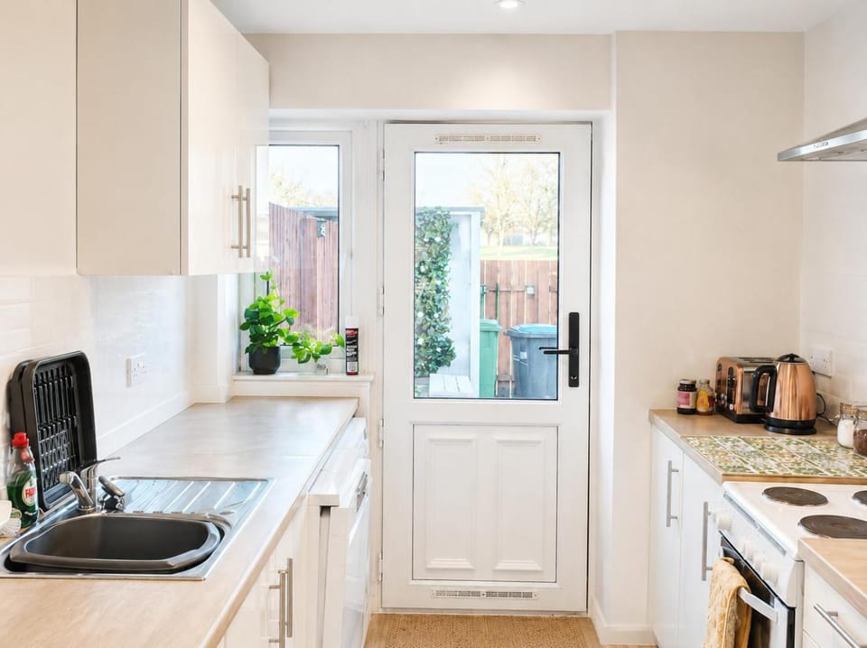 Kitchen or kitchenette, Communal kitchen, Drinks, dishwasher, microwave, oven, stove, toaster, towels, washing machine, kitchen