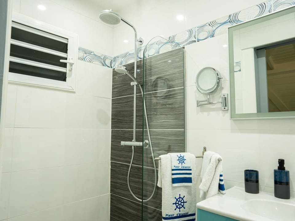 Shower, Bathroom, towels