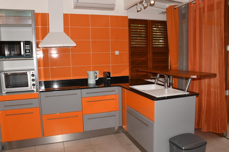 Coffee/tea facilities, microwave, oven, stove, kitchen, air conditioner