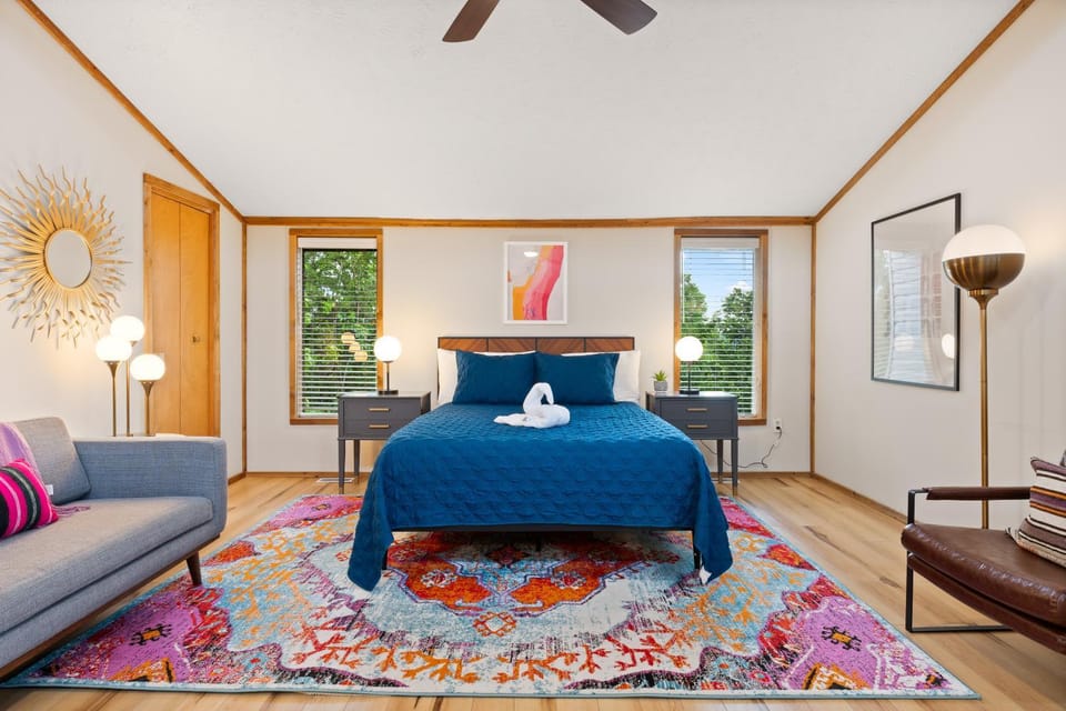 Bed, Seating area, Bedroom