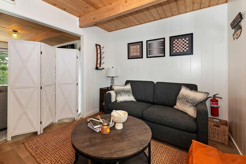 Game Room, Seating area