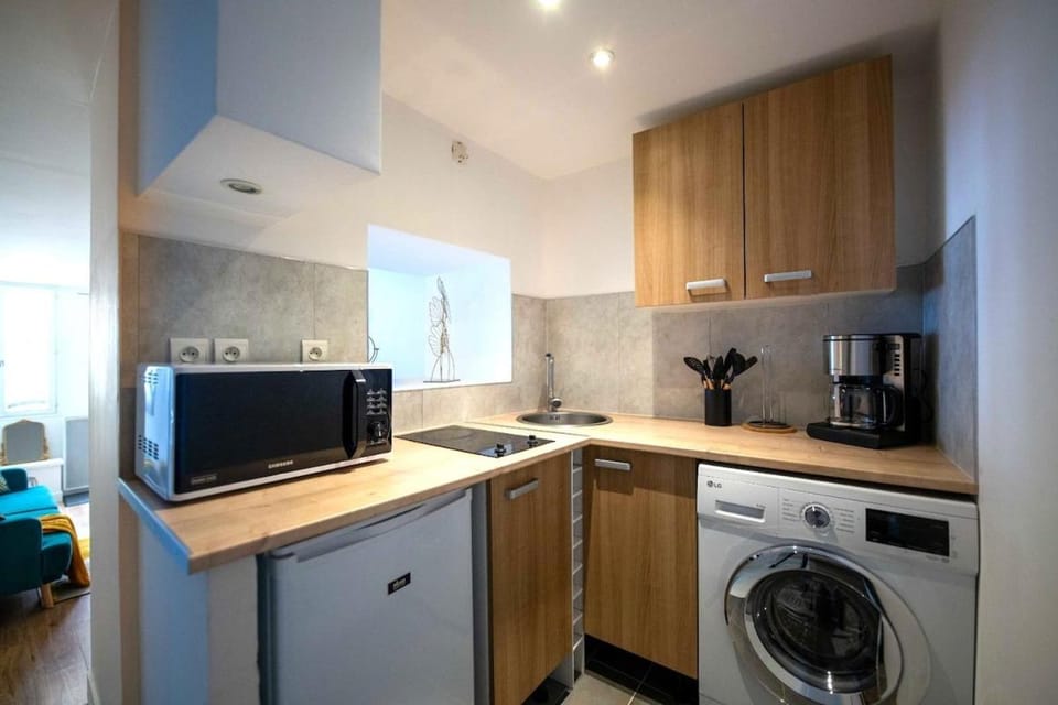 Kitchen or kitchenette, washing machine