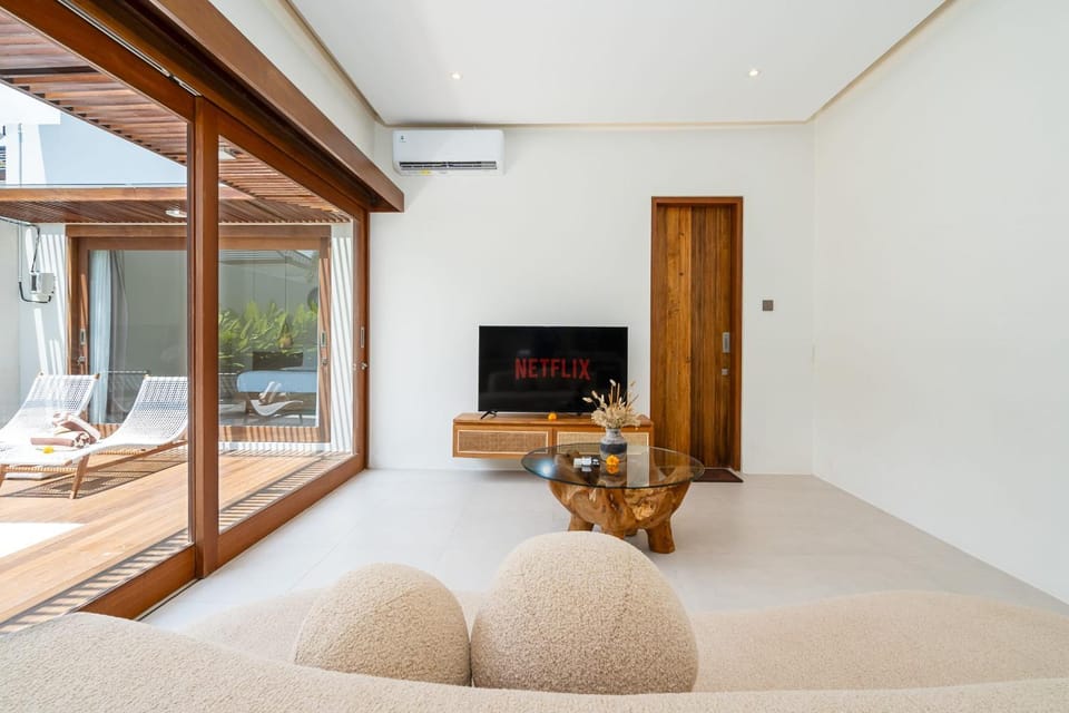 TV and multimedia, Living room, Seating area, air conditioner
