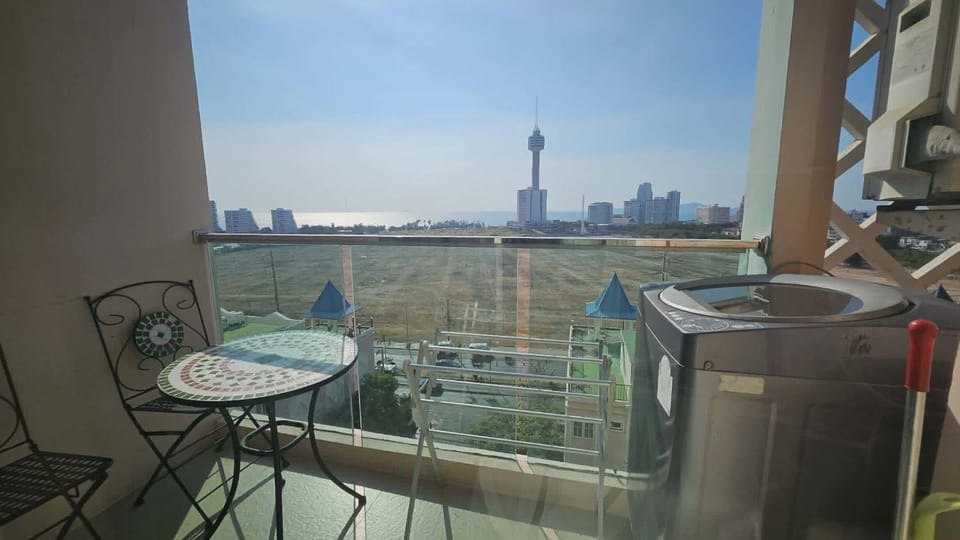 View (from property/room), Balcony/Terrace, City view