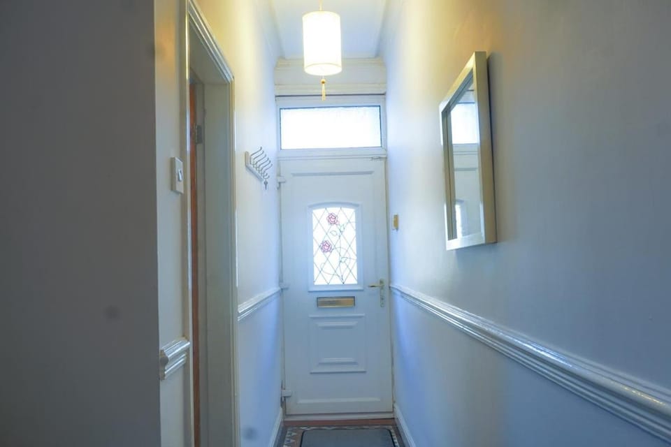 Campbell Place 4 Bed Sleeps 6 -7 Parking and Fast WiFi House in Stoke-on-Trent