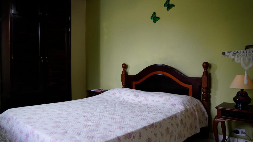 SUÍTE em casa FRENTE AO MAR - Acesso à PRAIA, CHURRASQUEIRA, GARAGEM e WI-FI 80mbps - Ambiente Privativo - Itanhaém-SP Campground/ 
RV Resort in Itanhaém