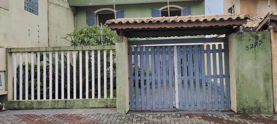 SUÍTE em casa FRENTE AO MAR - Acesso à PRAIA, CHURRASQUEIRA, GARAGEM e WI-FI 80mbps - Ambiente Privativo - Itanhaém-SP Campground/ 
RV Resort in Itanhaém
