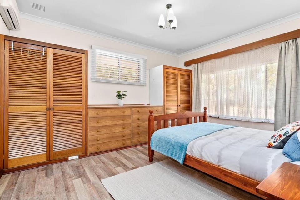 Photo of the whole room, Bedroom, wardrobe, air conditioner