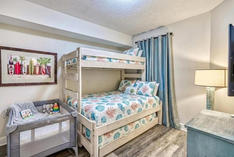 3BR Beachfront Huge Balcony 2 Pools Luxury Apartment in Okaloosa Island