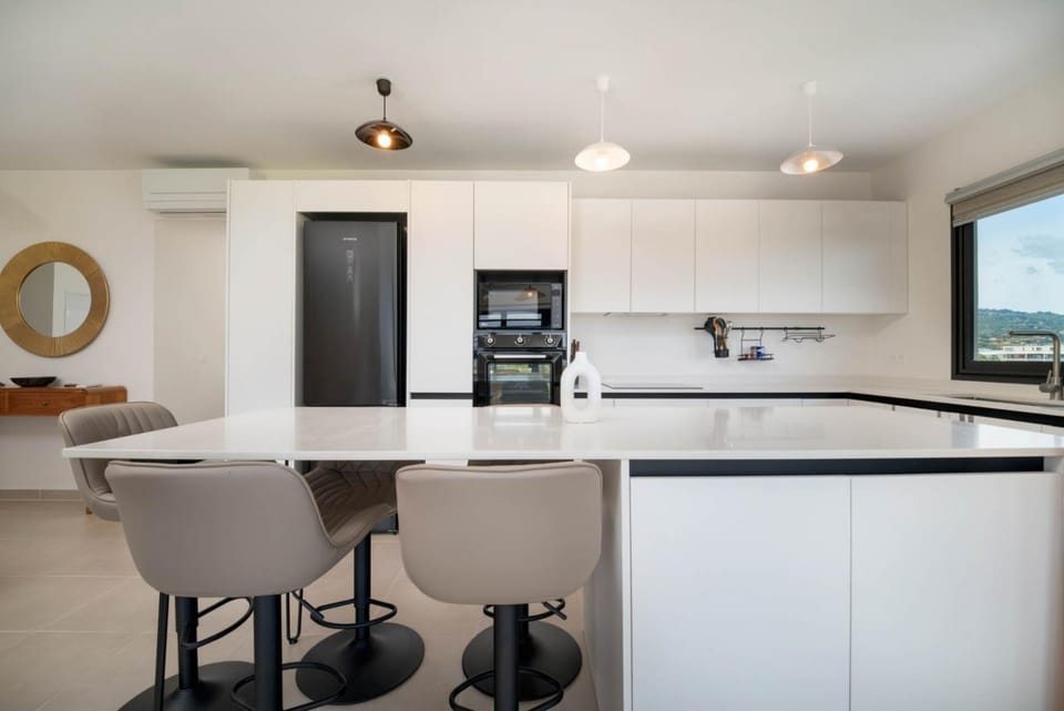 Dining area, kitchen