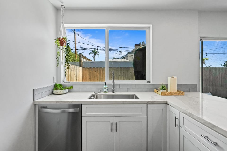 Belmont Shore Getaway with Hot Tub and Firepit House in Long Beach