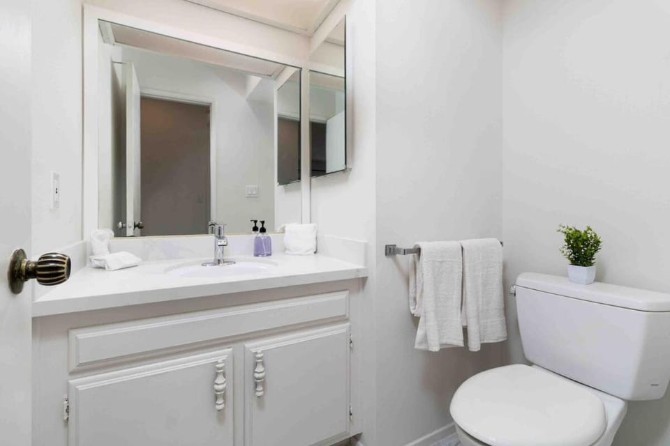 Spacious 4BD, La Jolla, Ocean Views, Jacuzzi Villa in La Jolla