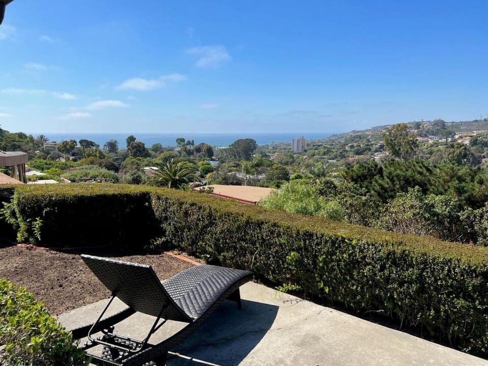 Spacious 4BD, La Jolla, Ocean Views, Jacuzzi Villa in La Jolla