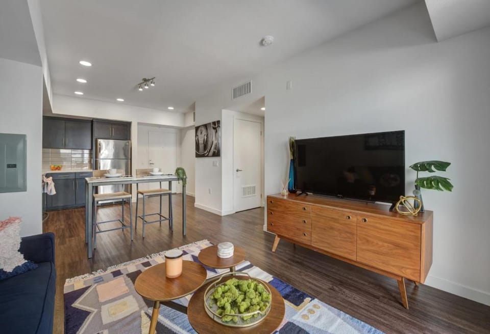 Luxe on Hollywood Blvd 2BR with FREE PARKING Apartment in Hollywood