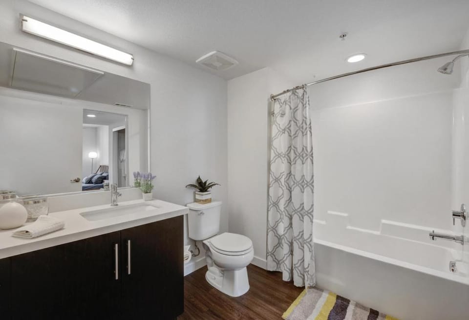 Luxe on Hollywood Blvd 2BR with FREE PARKING Apartment in Hollywood