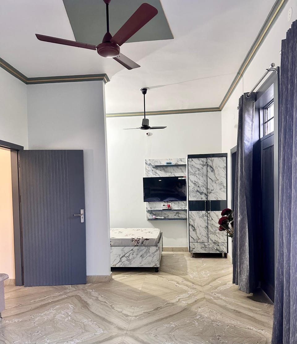Bed, TV and multimedia, Photo of the whole room, Bedroom, wardrobe, air conditioner