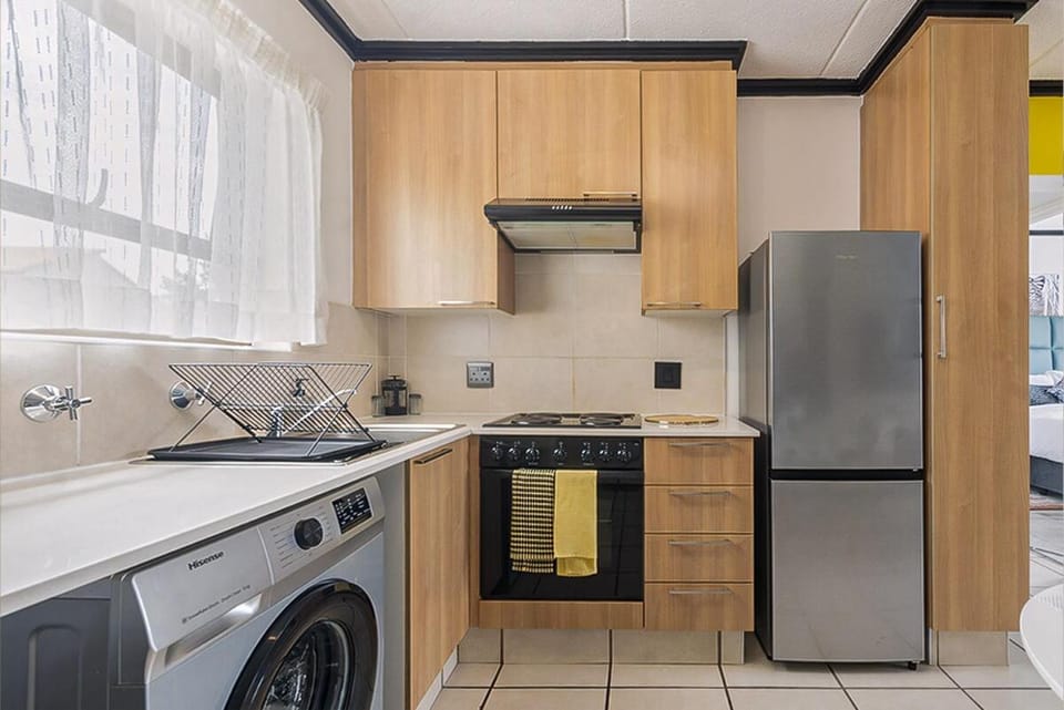 Zalari Luxe Loft A, Spacious 2 Bed Loft, Paulshof Apartment in Sandton