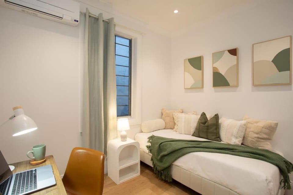 Bed, Bedroom, air conditioner