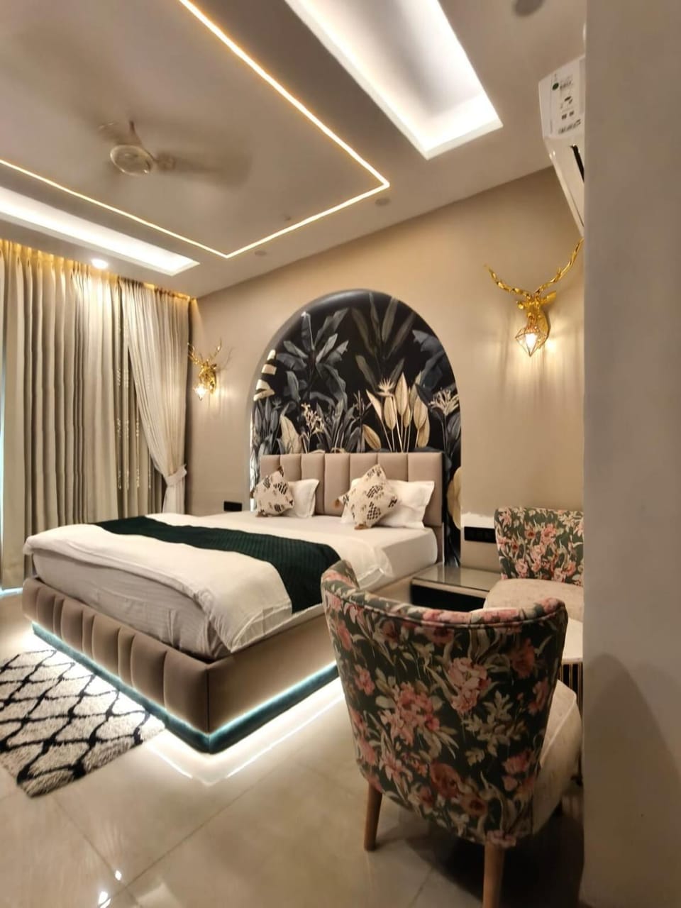 Cozycostays 65Inch TV Omaxe hazratganj Apartment in Lucknow