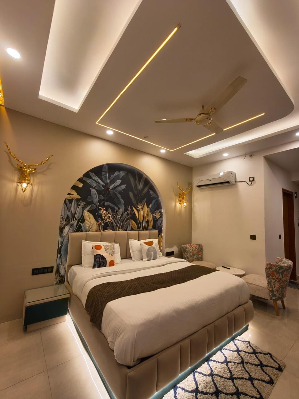 Cozycostays 65Inch TV Omaxe hazratganj Apartment in Lucknow