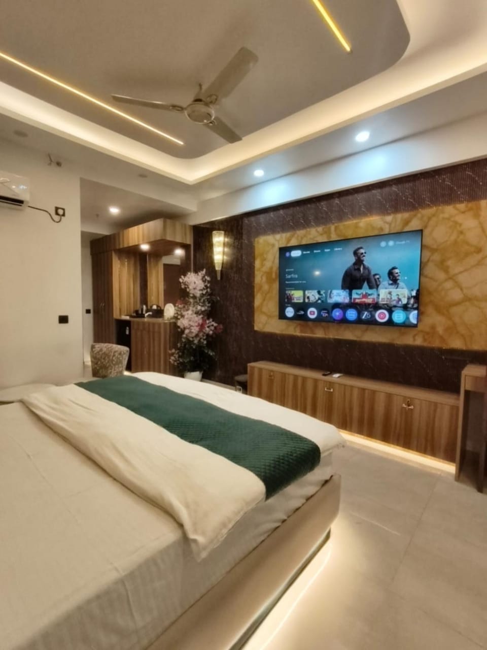 Cozycostays 65Inch TV Omaxe hazratganj Apartment in Lucknow