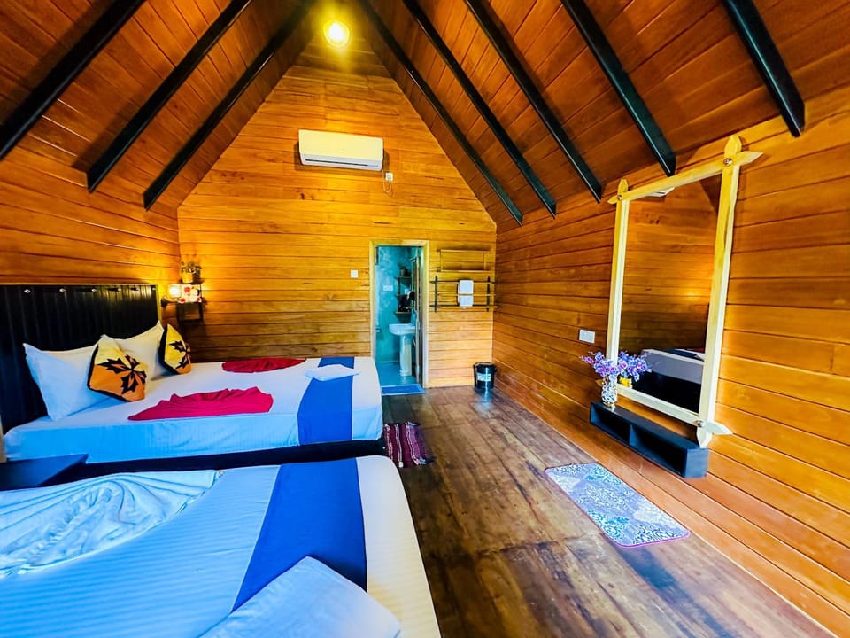 Bed, Photo of the whole room, Bedroom, bunk bed, air conditioner