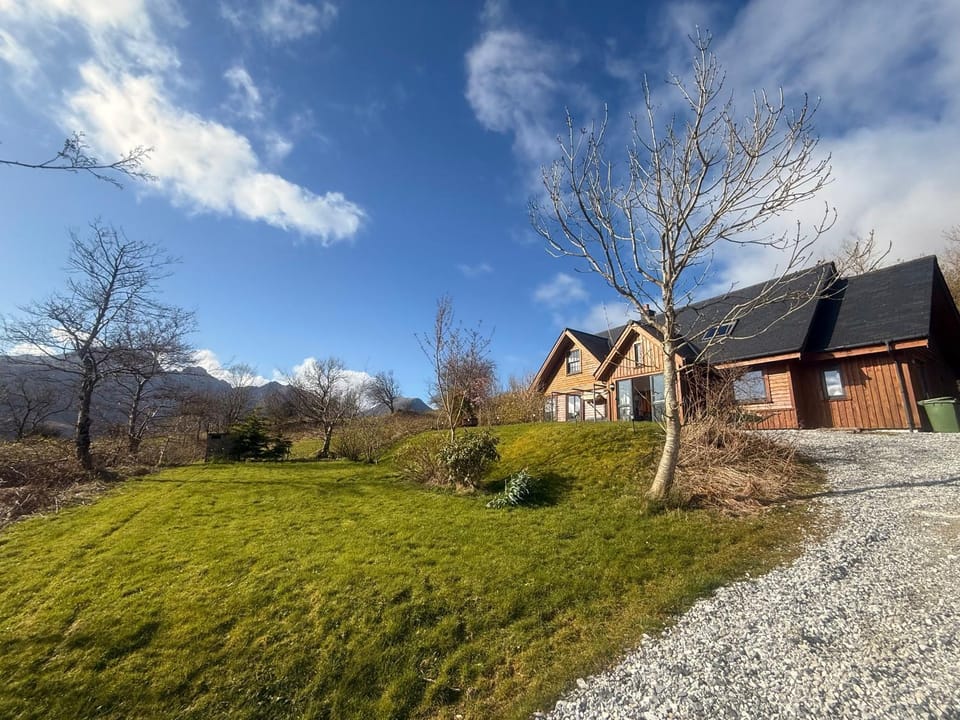Property building, Natural landscape, Garden, Garden view, Mountain view