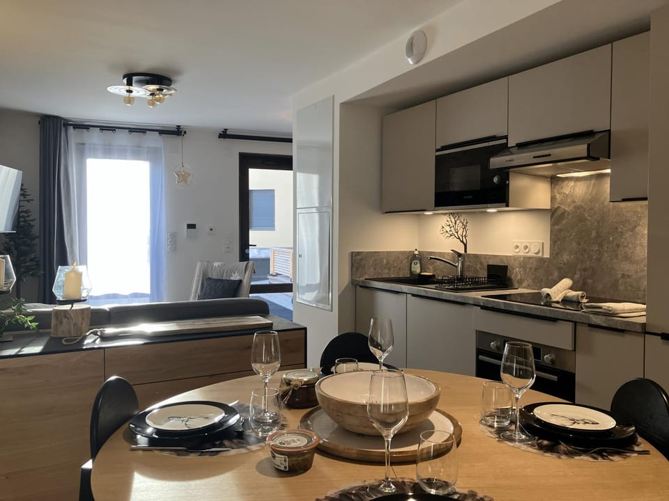 Kitchen or kitchenette, Dining area