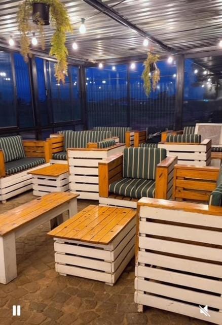 Restaurant/places to eat, Living room, Banquet/Function facilities, Seating area, Dining area