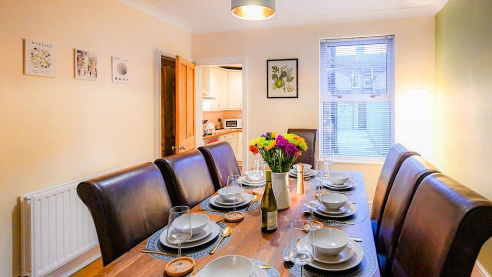 Premium Family Home with PS5 Console and Private Garden Apartment in Bedford